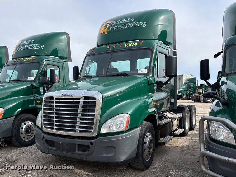 2017 Freightliner Cascadia 125 semi truck - FG1120