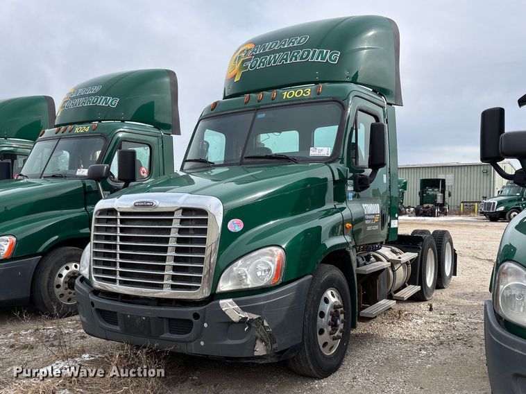 2017 Freightliner Cascadia 125 semi truck - FG1121