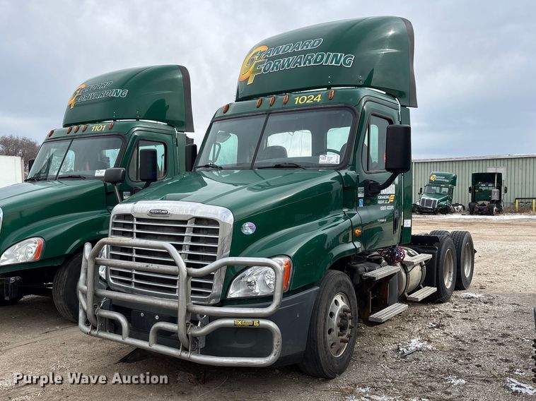 2017 Freightliner Cascadia 125 semi truck - FG1122