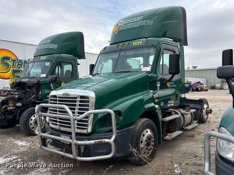 2017 Freightliner Cascadia 125 semi truck - FG1126
