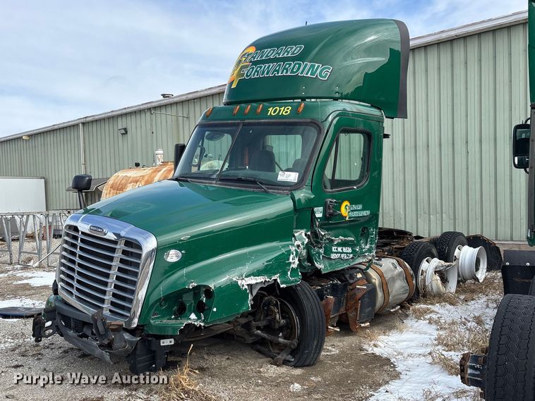 2017 Freightliner Cascadia 125 semi truck - FG1131