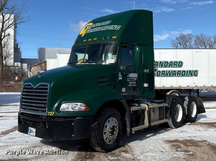 2016 Mack CXU613 semi truck - FG1135