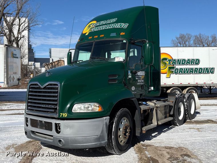 2016 Mack CXU613 semi truck - FG1136