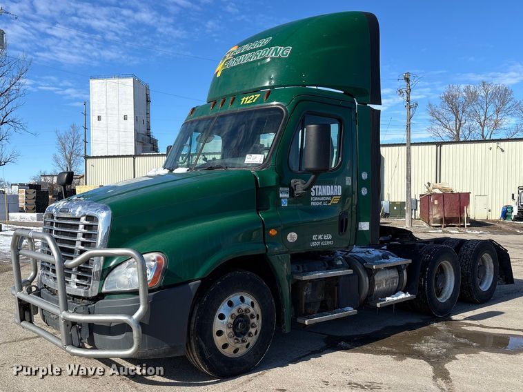 2017 Freightliner Cascadia 125 semi truck - FG1137