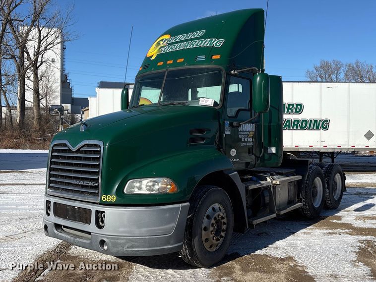 2016 Mack CXU613 semi truck - FG1139