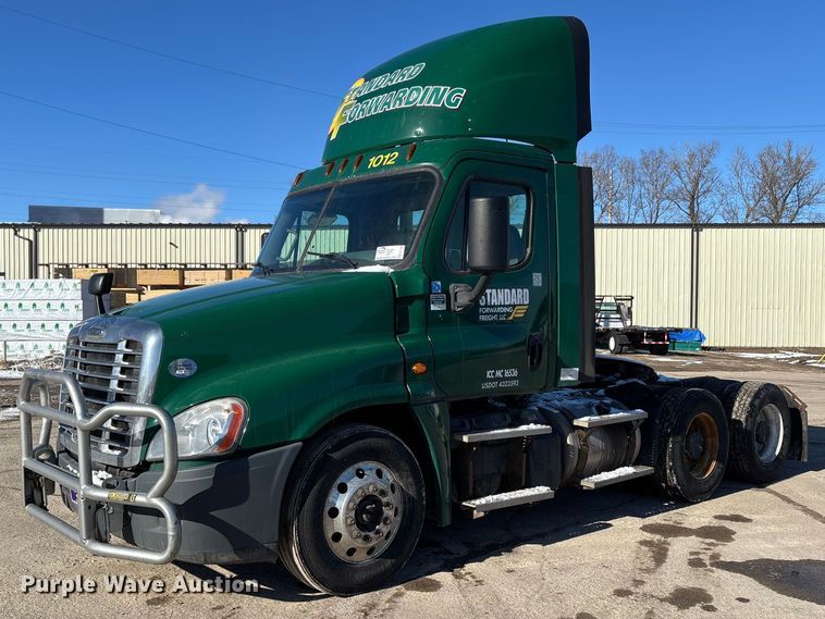 2017 Freightliner Cascadia 125 semi truck - FG1140
