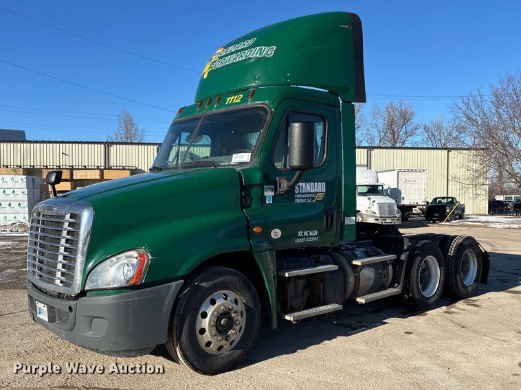 2017 Freightliner Cascadia 125 semi truck - FG1141