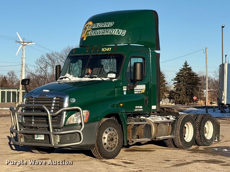 2017 Freightliner Cascadia 125 semi truck - FG1143