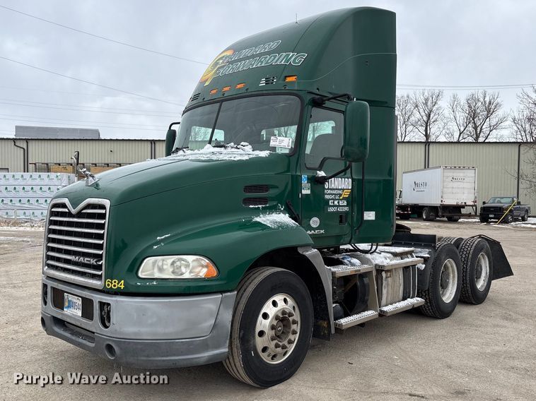 2016 Mack CXU613 semi truck - FG1146