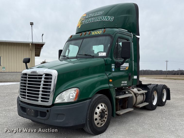 2017 Freightliner Cascadia 125 semi truck - FK1207