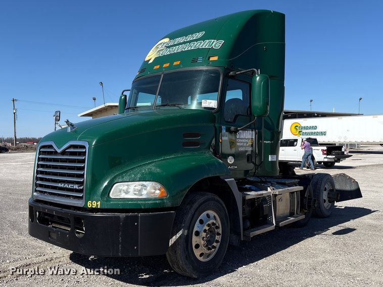 2016 Mack CXU613 semi truck - FK1212