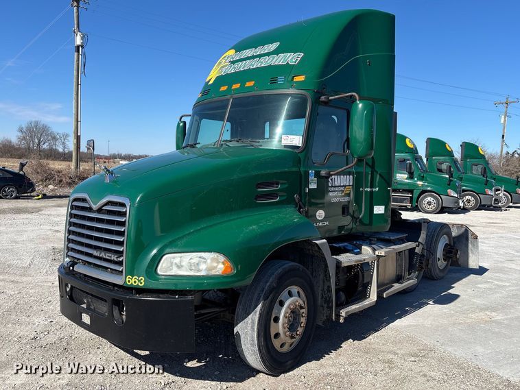 2016 Mack CXU613 semi truck - FK1213