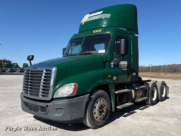 2017 Freightliner Cascadia 125 semi truck - FK1215
