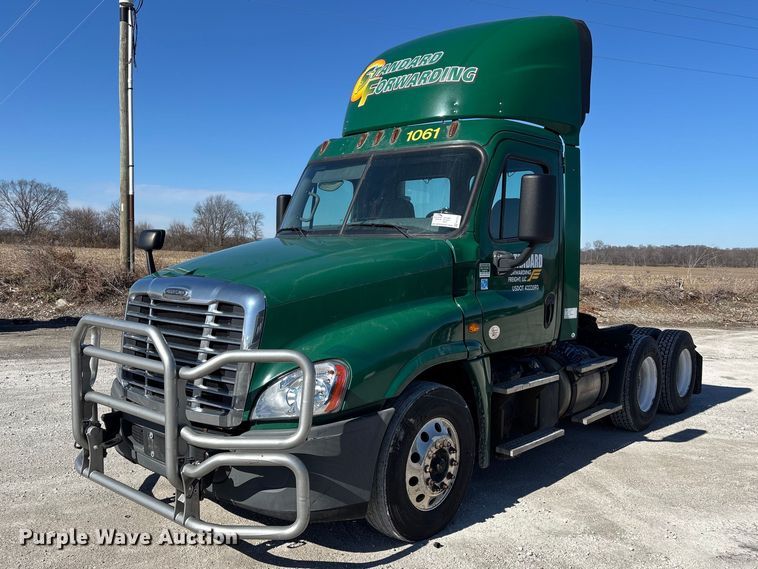 2017 Freightliner Cascadia 125 semi truck - FK1216