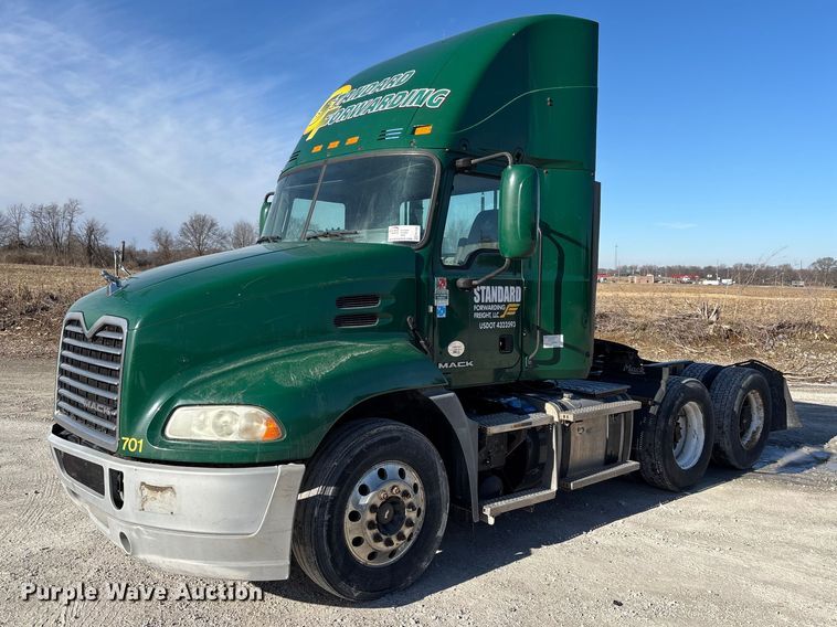 2016 Mack CXU613 semi truck - FK1220