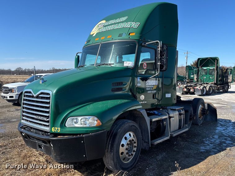 2016 Mack CXU613 semi truck - FK1223