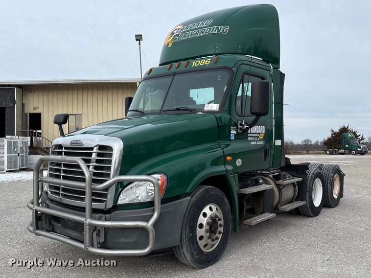 2017 Freightliner Cascadia 125 semi truck - FK1228