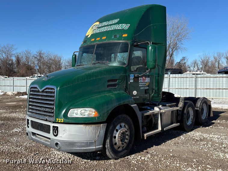 2016 Mack CXU613 semi truck - YA2280