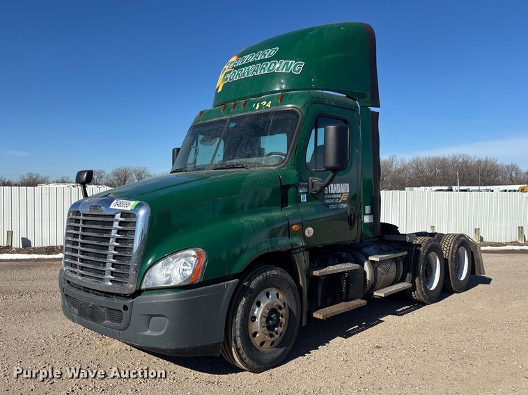 2017 Freightliner Cascadia 125 semi truck - YA2281