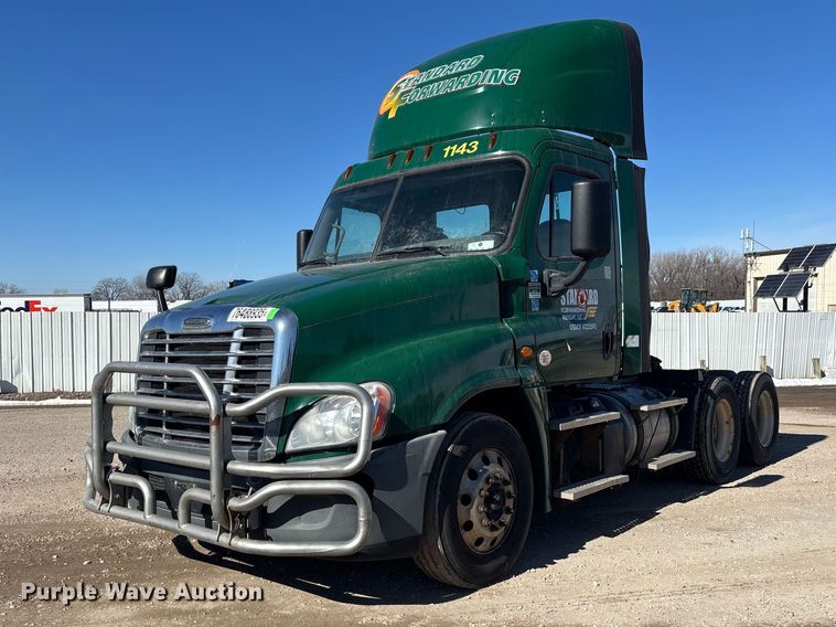 2017 Freightliner Cascadia 125 semi truck - YA2282