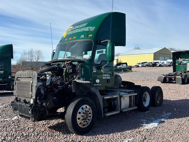 2016 Mack CXU613 semi truck - YA2285