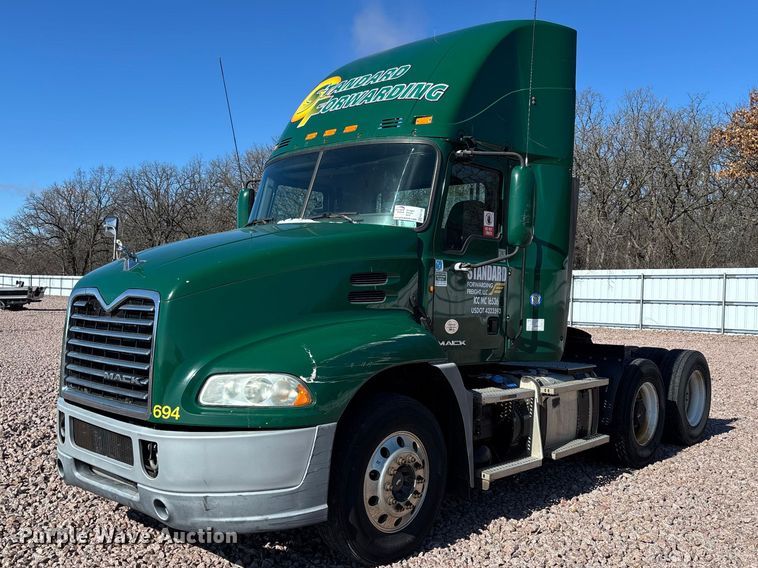 2016 Mack CXU613 semi truck - YA2286