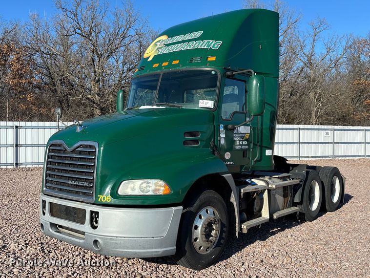 2016 Mack CXU613 semi truck - YA2287