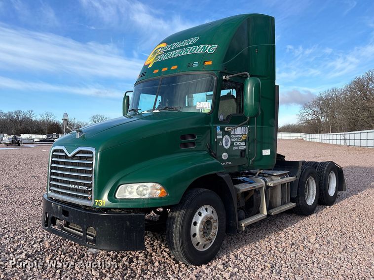 2016 Mack CXU613 semi truck - YA2290