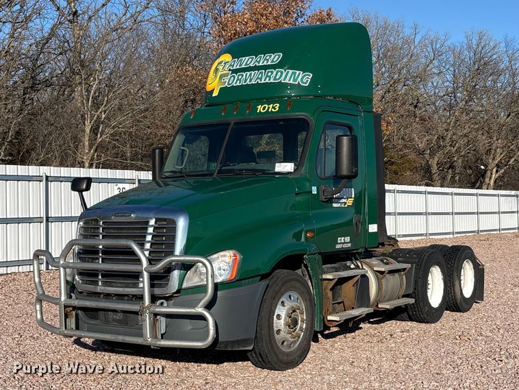 2017 Freightliner Cascadia 125 semi truck - YA2291