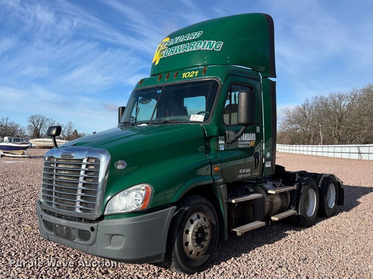 2017 Freightliner Cascadia 125 semi truck - YA2292
