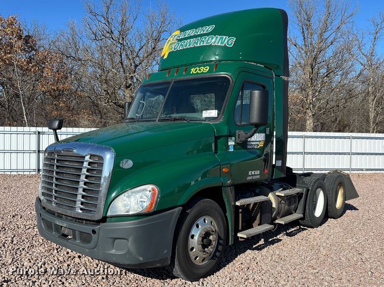 2017 Freightliner Cascadia 125 semi truck - YA2294