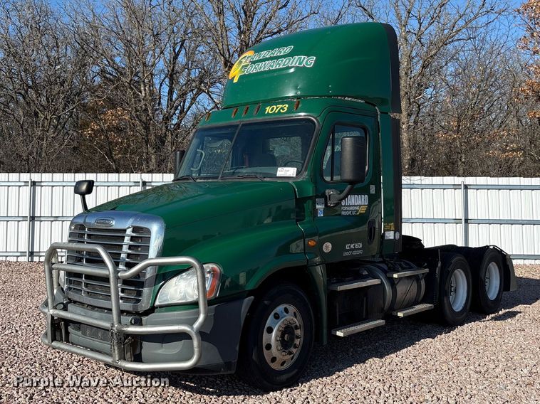 2017 Freightliner Cascadia 125 semi truck - YA2295