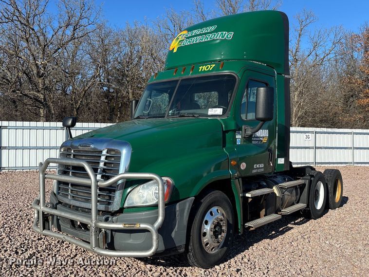 2017 Freightliner Cascadia 125 semi truck - YA2296