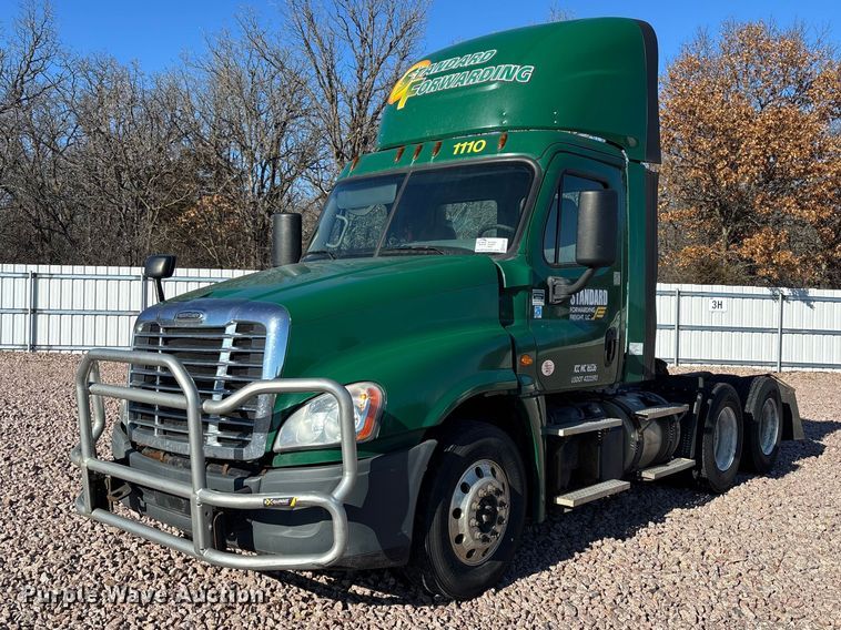 2017 Freightliner Cascadia 125 semi truck - YA2297