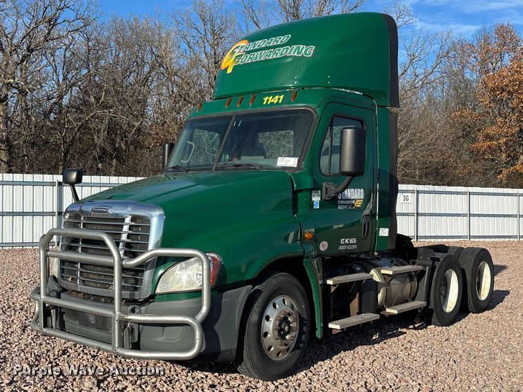 2017 Freightliner Cascadia 125 semi truck - YA2299