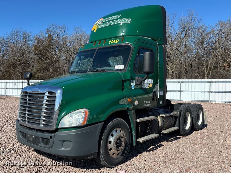 2017 Freightliner Cascadia 125 semi truck - YA2300