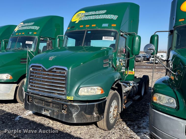 2013 Mack CXU613 semi truck - YA2307