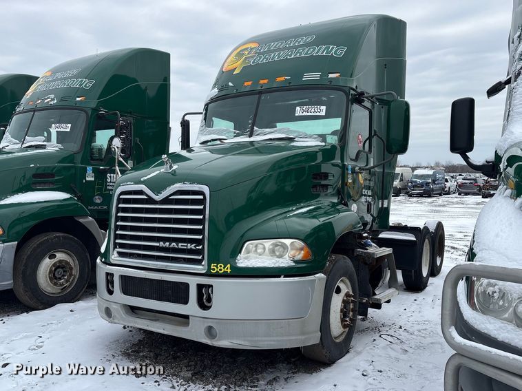 2013 Mack CXU613 semi truck - YA2308