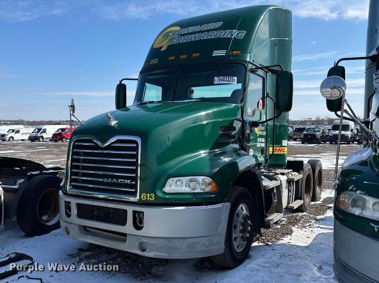 2013 Mack CXU613 semi truck - YA2309