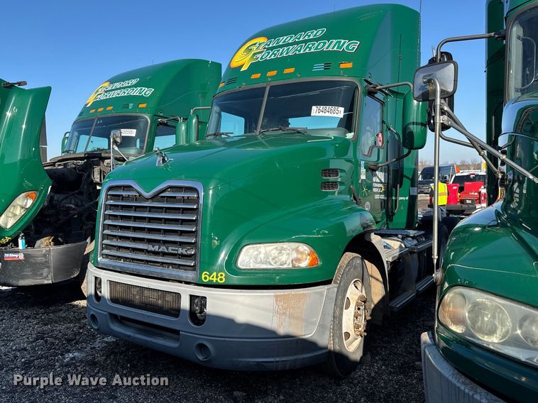 2016 Mack CXU613 semi truck - YA2311