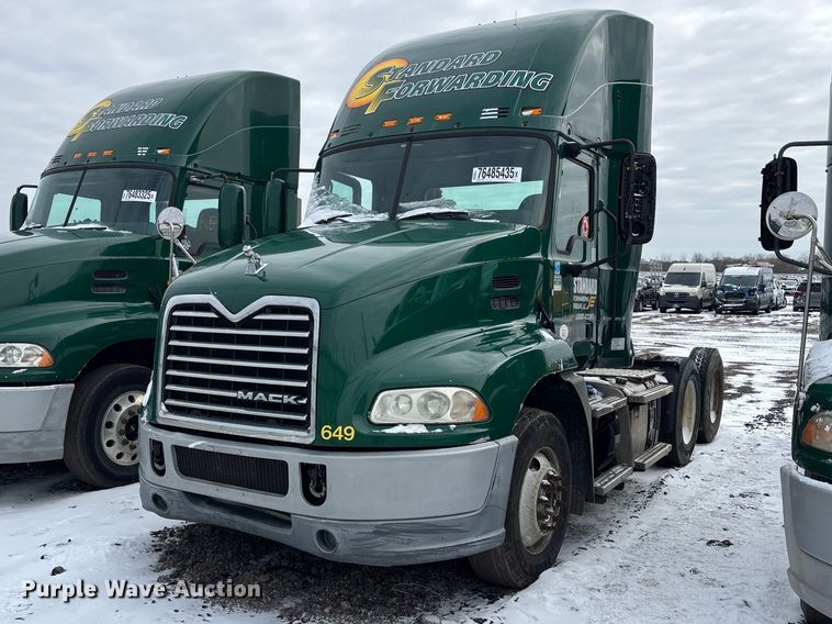 2016 Mack CXU613 semi truck - YA2312