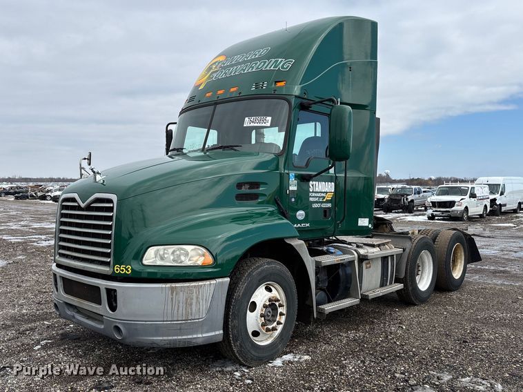 2016 Mack CXU613 semi truck - YA2313