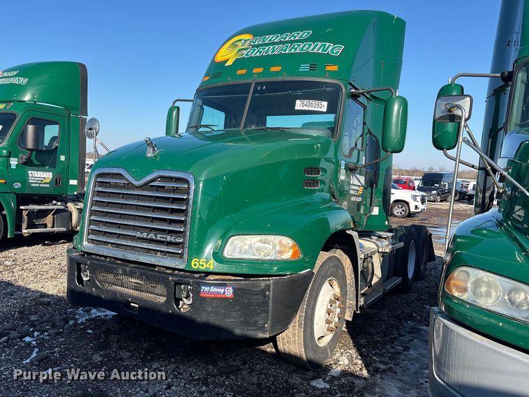 2016 Mack CXU613 semi truck - YA2314