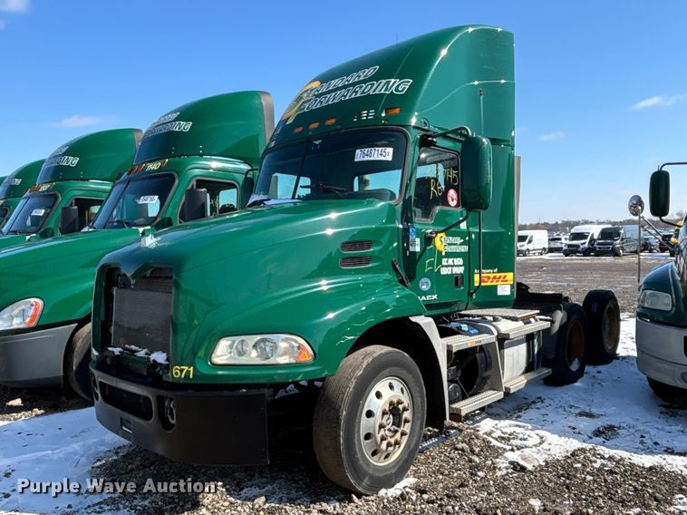 2016 Mack CXU613 semi truck - YA2315