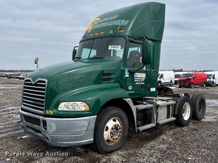 2016 Mack CXU613 semi truck - YA2318