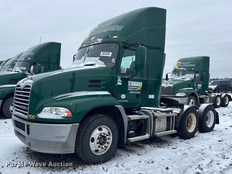 2016 Mack CXU613 semi truck - YA2320