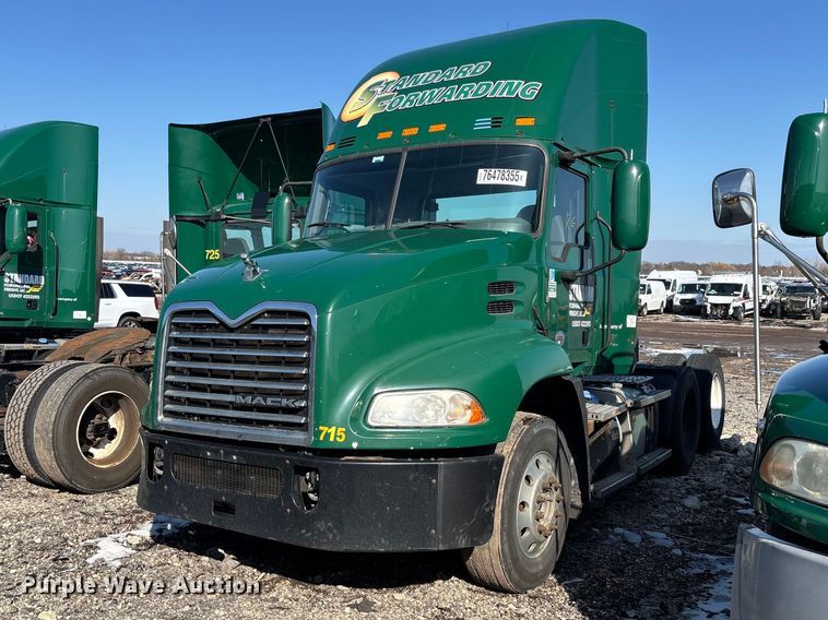2016 Mack CXU613 semi truck - YA2321