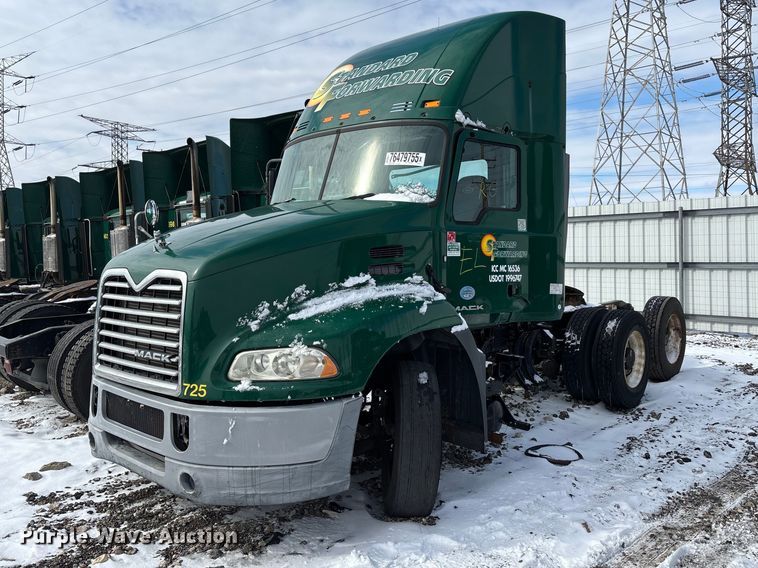 2016 Mack CXU613 semi truck - YA2322
