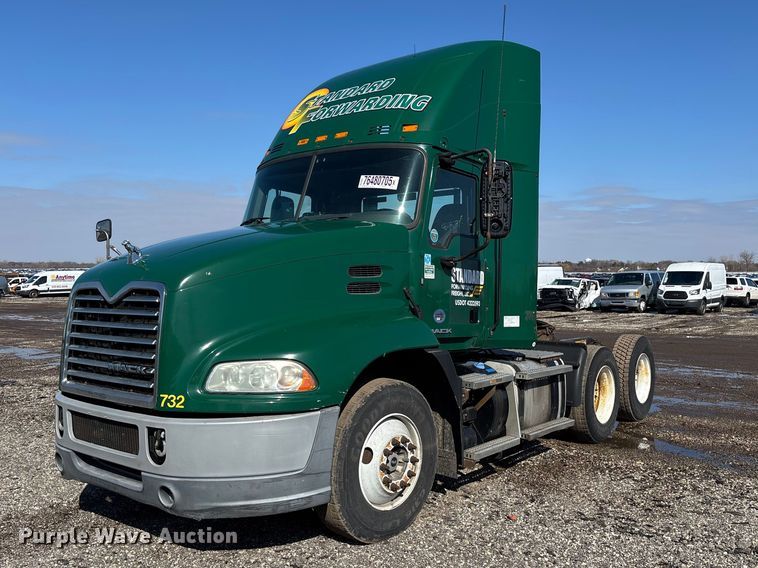 2016 Mack CXU613 semi truck - YA2323