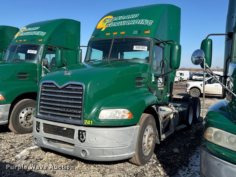 2016 Mack CXU613 semi truck - YA2324